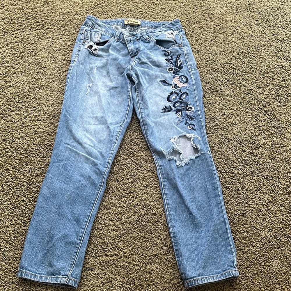 Super cute very worn in embroidered jeans